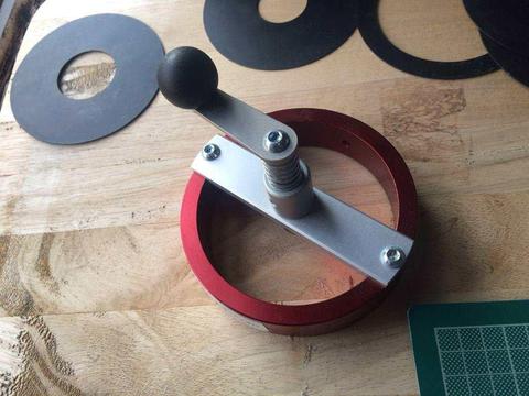 Adjustable circle cutter and free cutting mat