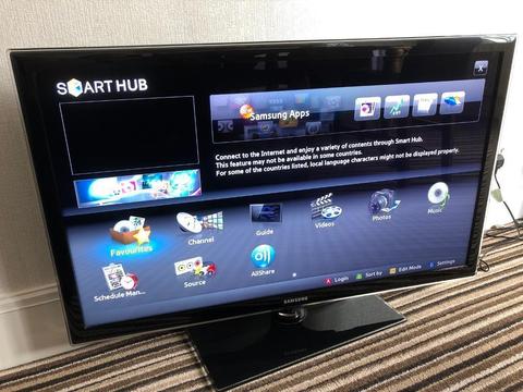 Samsung 40” SMART LED HD TV with swivel base