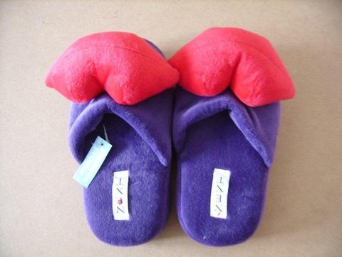 TWO BRAND NEW PAIRS OF LADDIES SLIPPERS £5