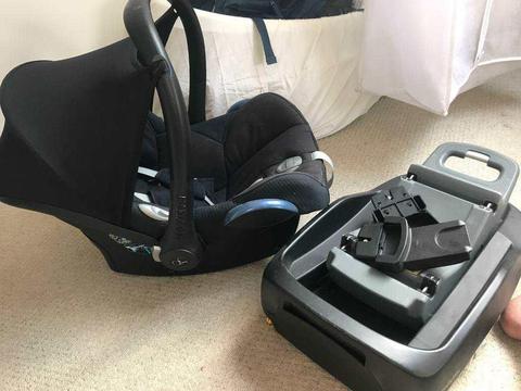 Maxi Cosi Pebble Car Seat with ISOfix base