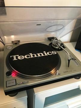 Technics 1200’s pair