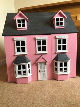 Wooden Dolls House with 8 dolls & furniture