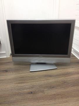 Toshiba silver 32 inch analogue TV with stand and remote control