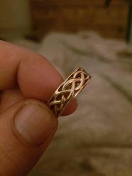 9kt gold celtic ring