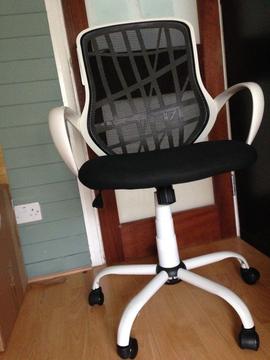 Swivel desk chair with adjustable height and tilt lock