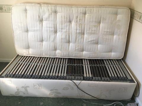 Adjustable electric bed in very good condition