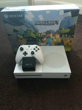 Xbox one 500gb Minecraft console and controller