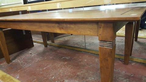Solid Oak Dining Table in Excellent Condition