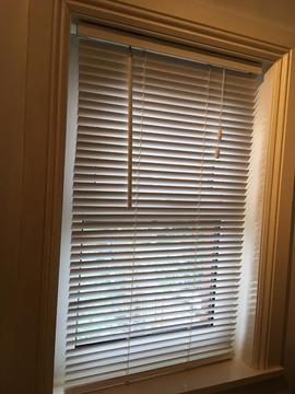 2 FREE white Venetian blinds 90cm and 60cm