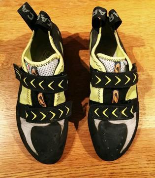 Scarpa vapour v size 9 climbing shoes