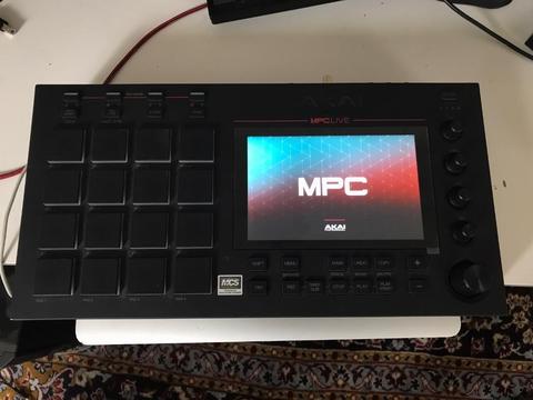Akai MPC LIVE music production sampler sequencer