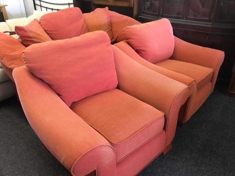 3 seater sofa & 2 armchairs can deliver