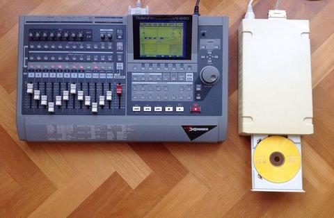 ROLAND 1680 VXPANDED 16 TRACK DIGITAL RECORDER WITH PLEXWRITER SCSI CD RECORDER