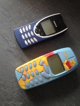 2 old retro nokias