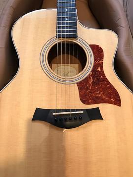 Taylor 214ce Guitar with Taylor Case As new condition ES electronics