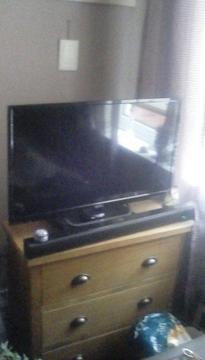 LED slim 32 inch TV with built in freeview,full HD,remote and original box (4 months old)