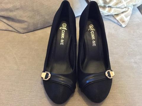 Ladies black court shoes (New)