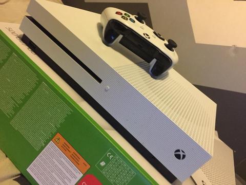 Xbox one s with 5 games