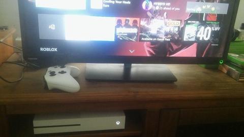 Xbox One S 500GB (White and 3 games)