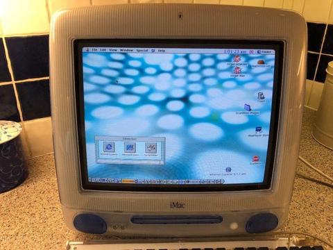 Apple iMac OS 9.1 classic design, with keyboard and mouse