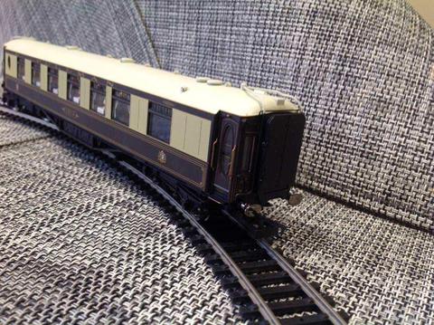 Hornby Pullman Coaches Highly Detailed With Table Lamps That Light up under power