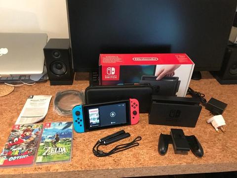 Nintendo Switch + 2 Games + Official Case