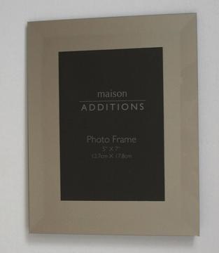 Masion Additions Glass Mirror Photo Frame; Size 5 x 7 ins