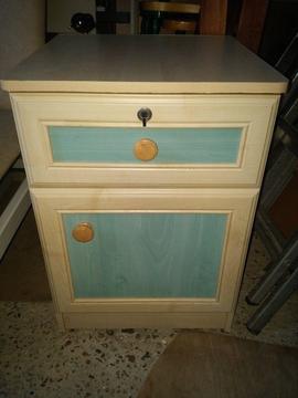 BEDSIDE TABLE / OFFICE STORAGE ON WHEELS WITH LOCKING DRAWER AND KEY! LIGHT GREEN & BEIGE!