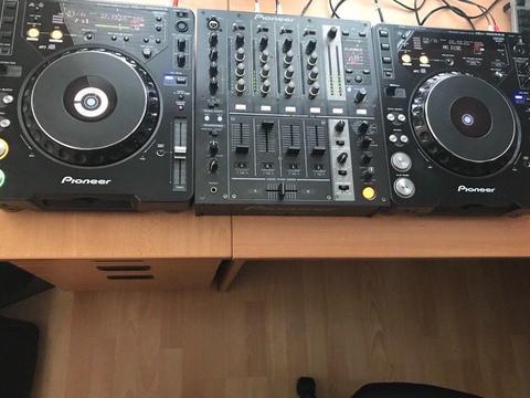 Pioner cdj 1000 mk3 pair and DJM 700 mixer