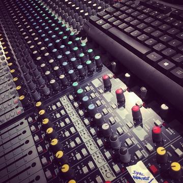 Soundcraft GB8 +4 40channel mixing desk