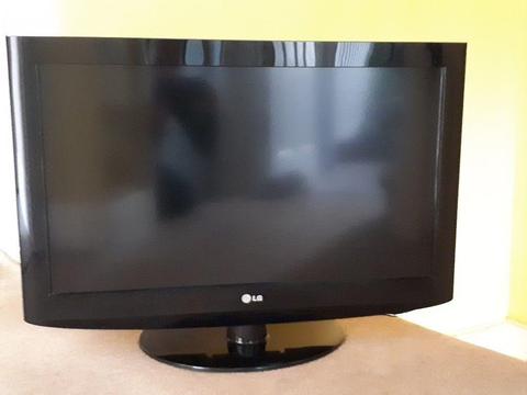 32 inch LG television, good condition. Also 22 inch LG monitor! £50 the pair