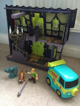 Scooby Doo haunted house, figurines and van