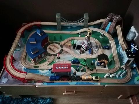 Train table and track