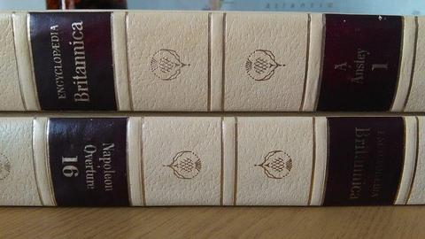 Vintage 1971 ( 46 years old ) 24 large encyclopedia britannica books. reading book