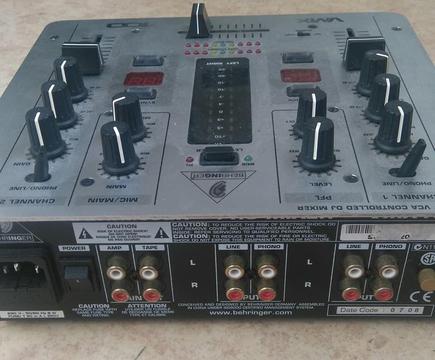 Behringer VMX100 mixer