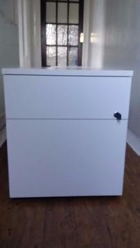 WHITE 2 DRAWER LOCKABLE HANDLELESS MOBILE PEDESTALS WITH KEYS SUPPLIED (22 AVAILABLE)