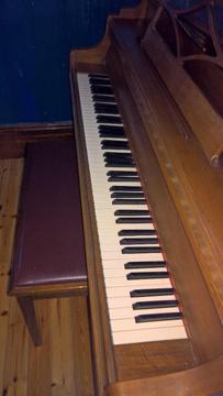 Kawai upright piano, lovely condition, wanting quick sale hence the price