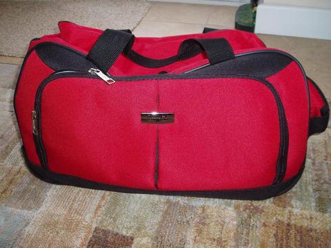 ANTLER WHEELED HOLDALL WITH RETRACTABLE HANDLE, RED