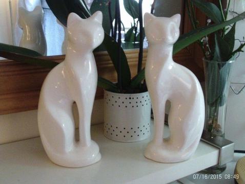 2 white cat oranments