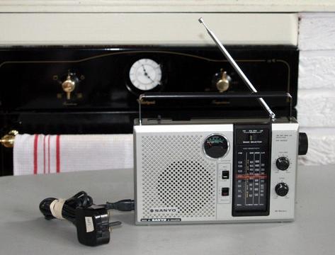 Vintage Sanyo RP8260 Mains/Battery FM/SW/MW/LW Mono Radio