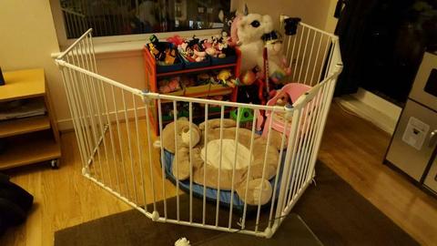 Lindam Metal Playpen with base and a floor bear in good condition