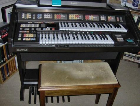 A little used high spec electronic organ which. Complete with Bench, owners manual and memory card