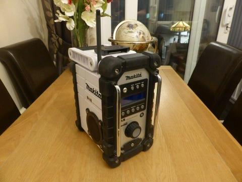 MAKITA DAB/FM SITE RADIO MAINS/BATTERY OPERATED WITH AUX AND USB INPUTS - FANTASTIC SOUND!