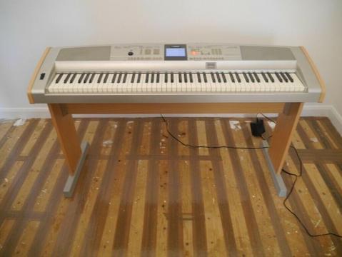 Yamaha dgx 505 88 Semi Weighted Touch Sensitive Keys , Keyboard with 494 Voices and 135 Styles